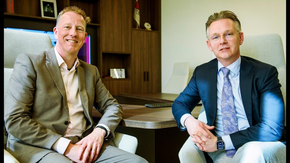 Amstelveense wethouder Berkhout (links) en burgemeester Oude Kotte van Aalsmeer