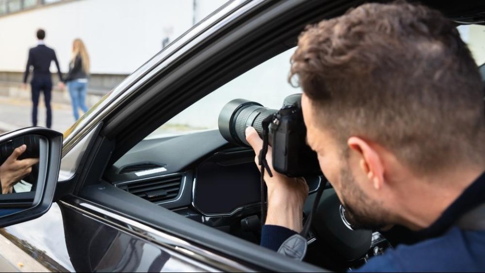 Detective fotografeert mensen op straat