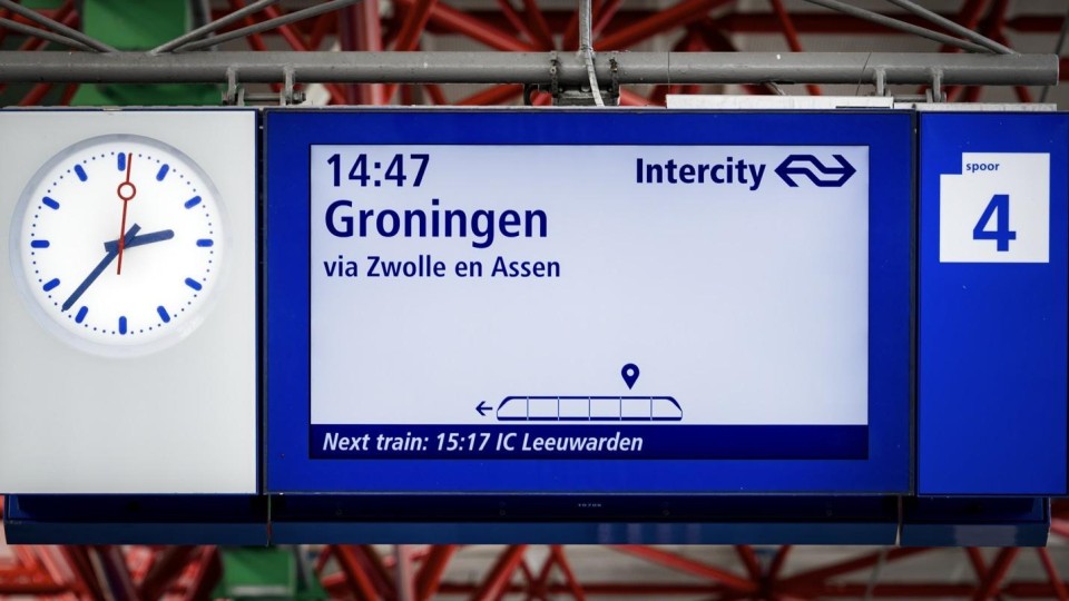 Stationsbord trein naar Groningen
