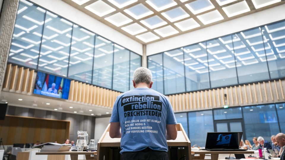 Een vertegenwoordiger van Extinction Rebellion spreekt in tijdens de hoorzitting over Chemours afgelopen woensdag.