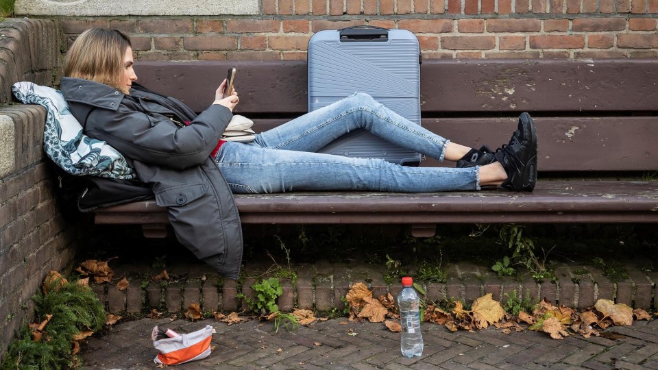 Jongere buiten op bank