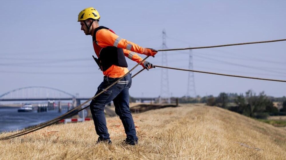 Werkzaamheden aan het stroomnet in Zeeland. Oude hoogspanningsmasten worden verwijderd om plaats te maken voor nieuwe