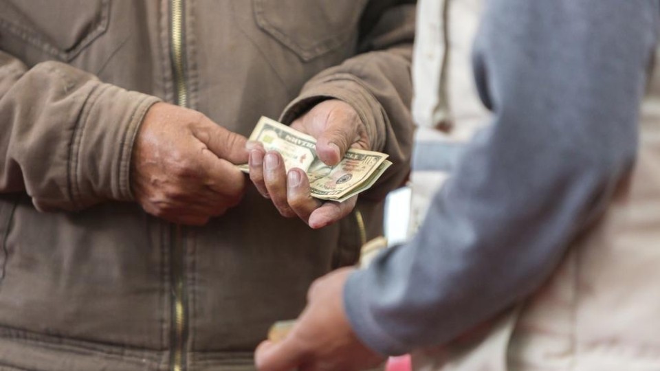 Mannen wisselen geld uit