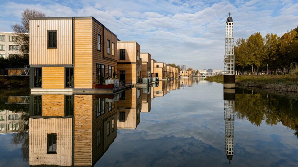 Drijvende woningen in de Nassauhaven in Rotterdam