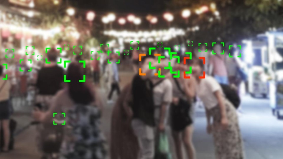 onscherpe foto van mensen met tracking kader om hun gezicht