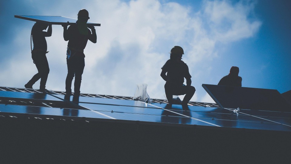 Zonnepanelen worden gelegd