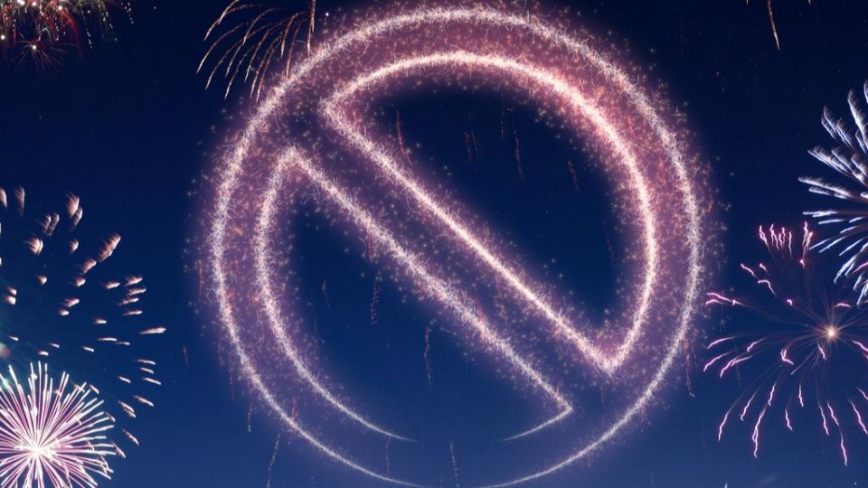 Verbodsbord in vuurwerk