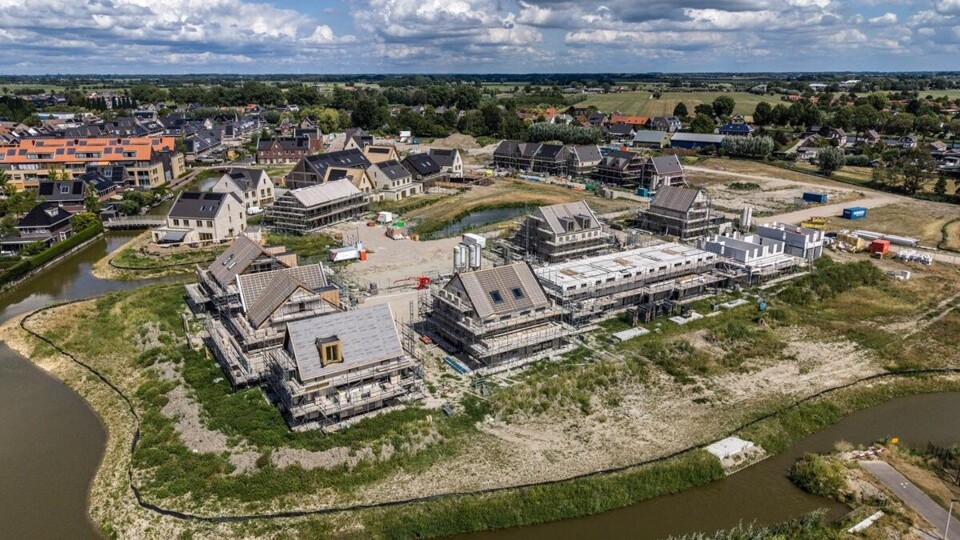 Luchtfoto van een nieuwe woonwijk in Meerkerk, in Utrecht.