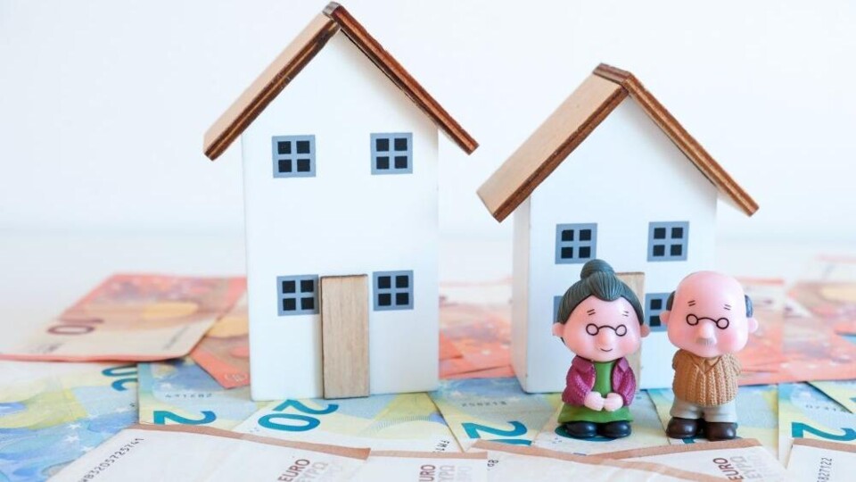 Illustratie van ouderen bij een woning, omgeven door eurobriefjes
