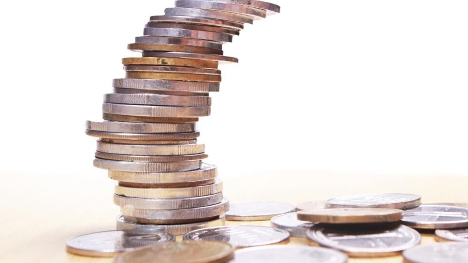 Stapel geld staat om omvallen