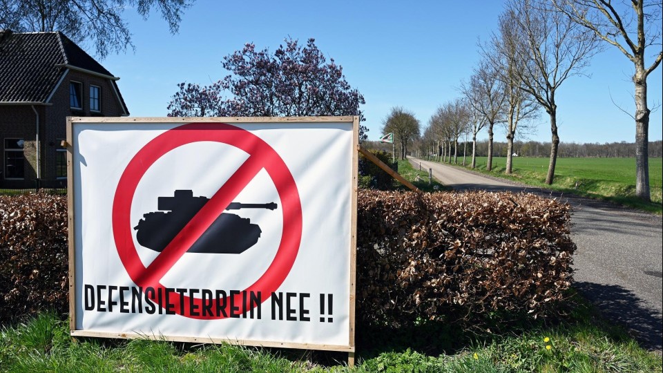 Protest van Burgerinitiatief Behoud Laaghalerveen, tegen de uitbreiding van een oefenterrein bij Assen.