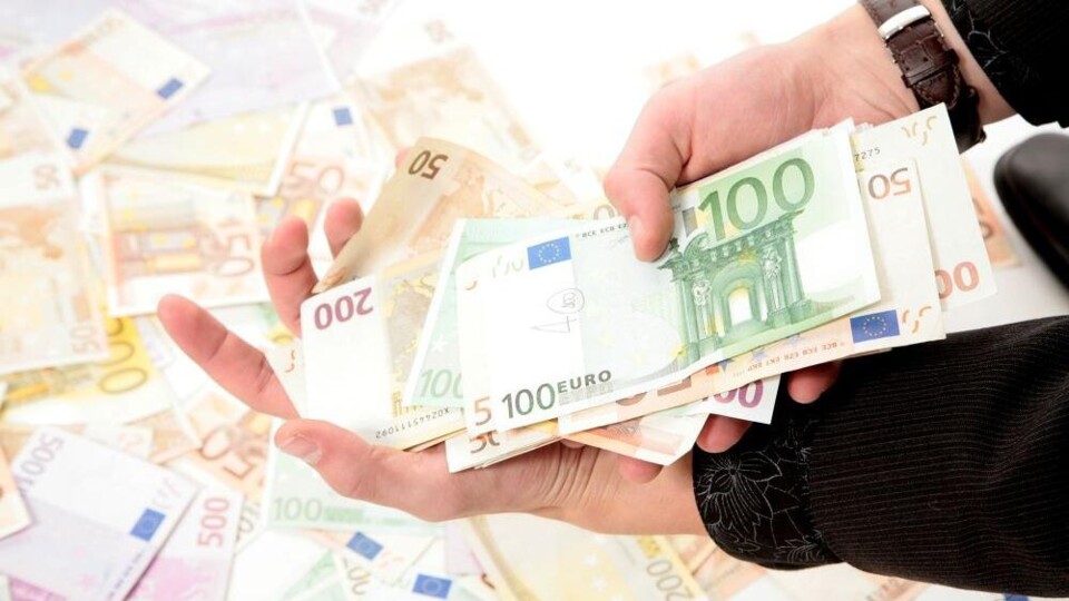 hand met eurobiljetten