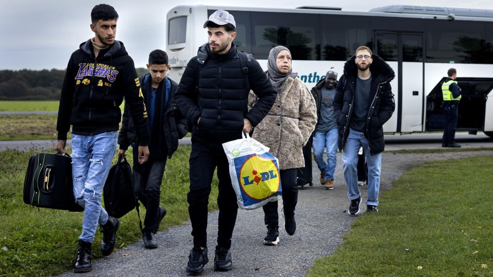 Asielzoekers komen aan bij het aanmeldcentrum in Ter Apel