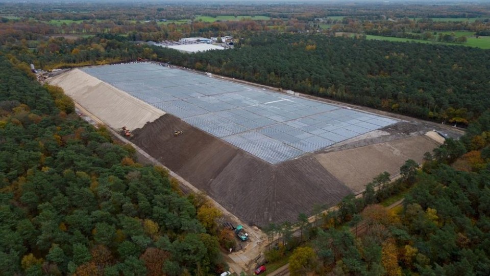 In Eerbeek is een stortplaats afgedekt met staalslakken, waarna er zonnepanelen op zijn gelegd.