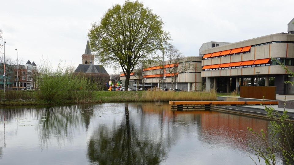 In de begroting van 450 miljoen euro moet flink het mes.