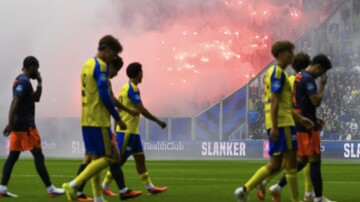 Aanpak vuurwerk bij voetbal vraagt om regie vanuit gemeente, politie en clubs