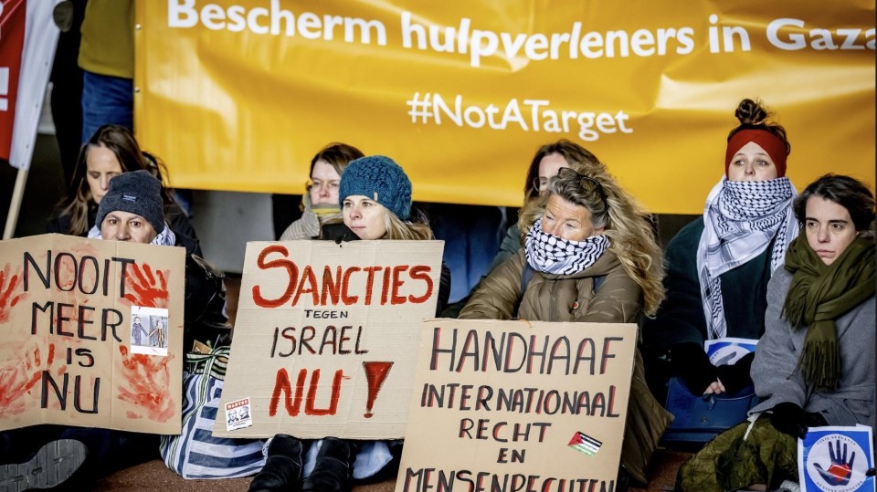 Ambtenaren demonstreren bij het ministerie van Buitenlandse Zaken tegen het kabinetsbeleid ten aanzien van Israel.