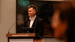 ‘Een relevant zakelijk contact zou je moeten melden’