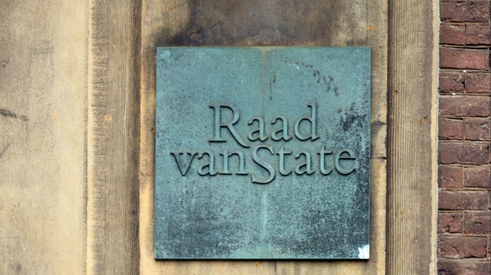 Stenen plaat met de tekst 'Raad van State' aan de gevel