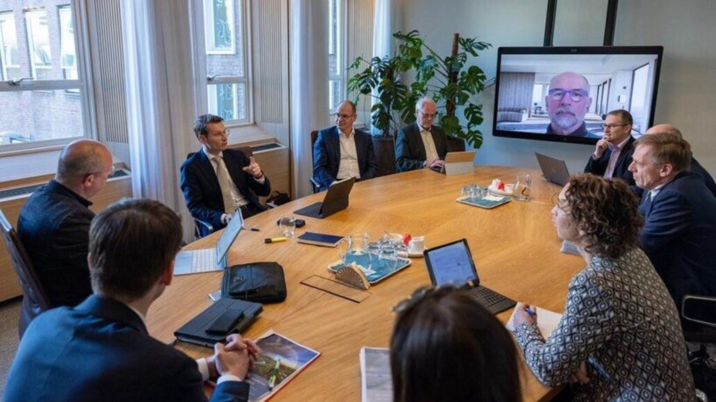 Landbouwminister Jaimi van Essen met de auteurs in gesprek.