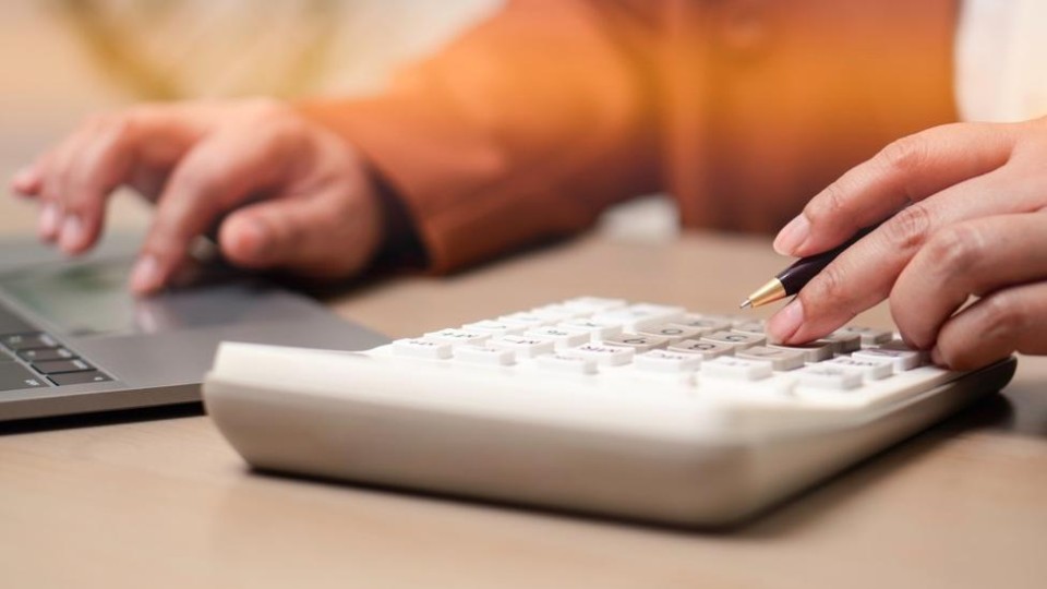 Iemand gebruik rekenmachine en laptop