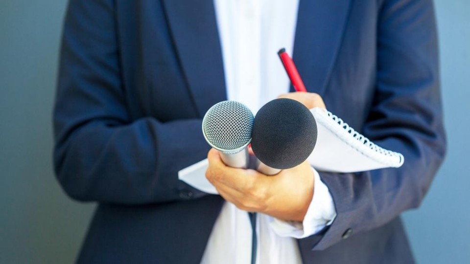 Journalist met microfoon