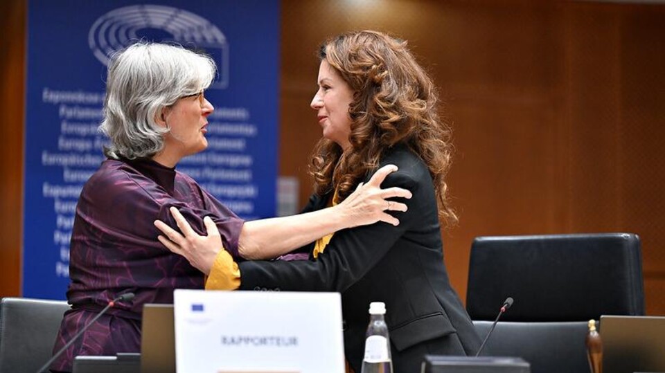 Rapporteur Marieke Schouten (links) met voorzitter Kata Tüttő.