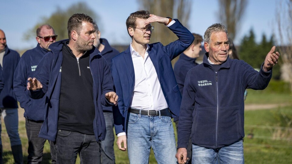 Landbouwminister Van Essen (midden) bezocht begin april het samenwerkingsverband IJsselboeren.