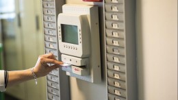 Braziliaanse ambtenaar klokt in en vertrekt