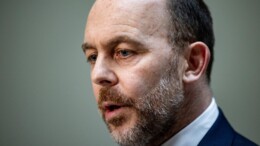 Asielminister ontbiedt tien gemeenten vanwege spreidingswet 