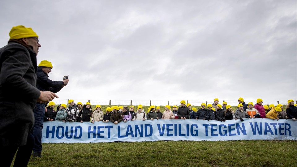 Honderden kinderen van basisscholen uit Zuidwest-Nederland vormen een levende dijk op het Zeeuwse eiland Schouwen-Duiveland.