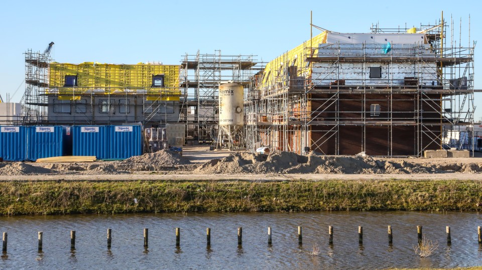 In de wijk Middelsee, aan de rand van Leeuwarden, worden momenteel nieuwe woningen gebouwd.