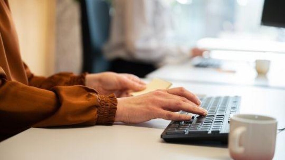 armen met toetsenbord