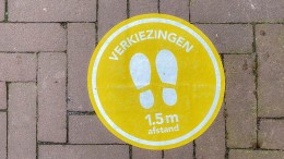 Geen mondkapjes en anderhalve meter afstand in stemlokalen