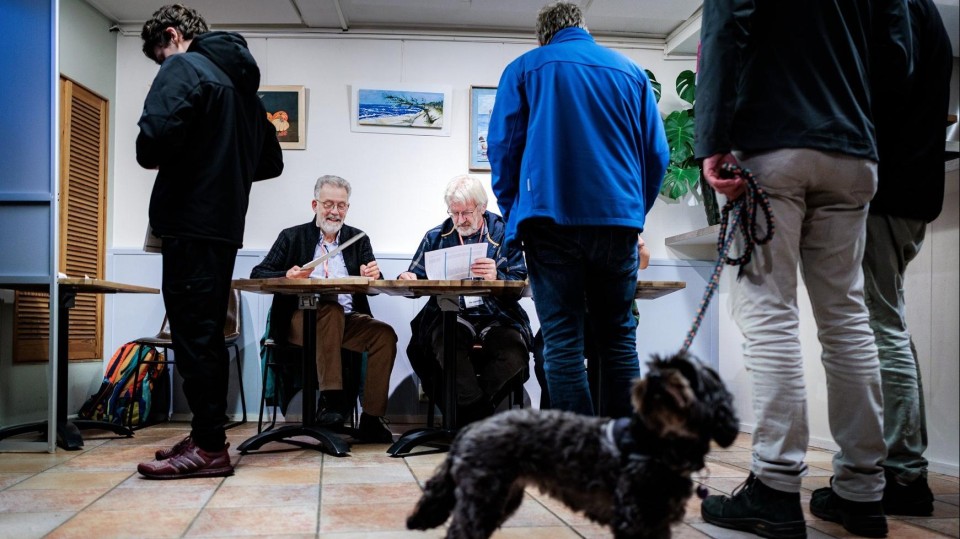 Oudere mannen bemensen stembureau Castricum