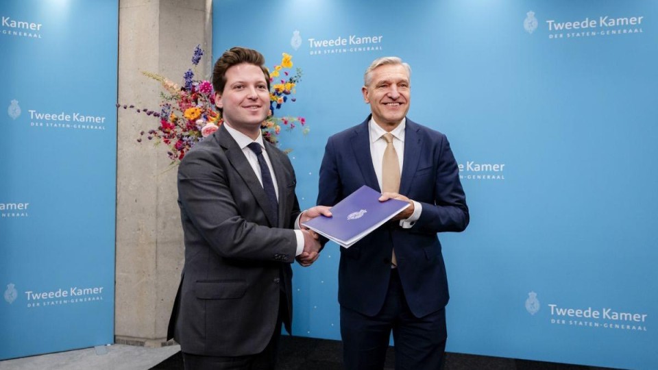 Informateur Buma overhandigt het tussenverslag aan Kamervoorzitter Van Campen