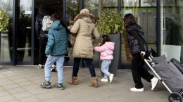 Asielopvang hotels drie keer duurder dan azc