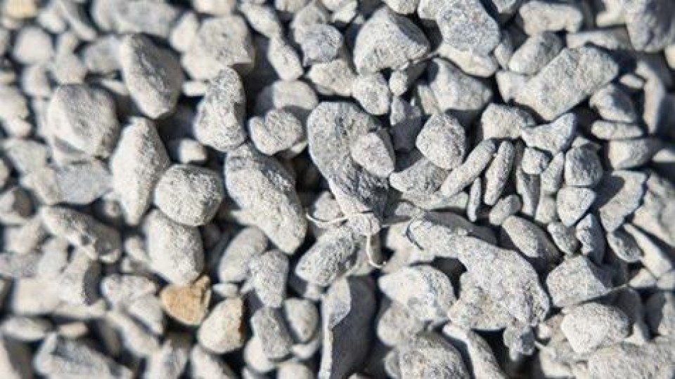 Halfverharding die staalslakken bevat.