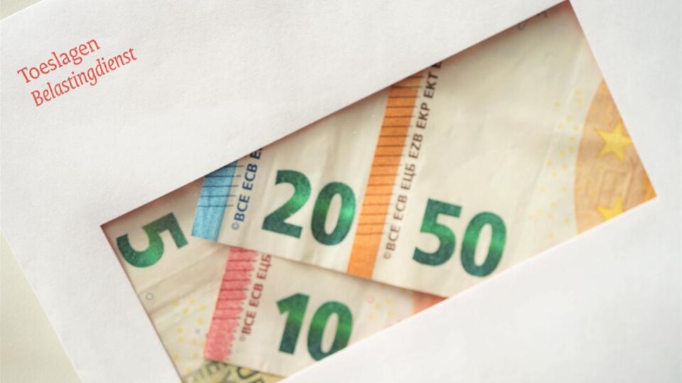 Eurobiljetten met opdruk Toeslagen Belastingdienst symboliseren financiële gevolgen toeslagenschandaal