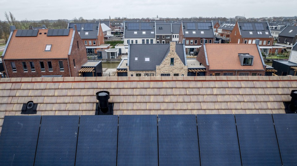 Woningen met zonnepanelen in Hardinxveld, Zuid-Holland.