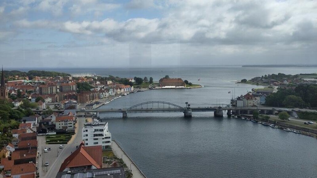 Sønderborg wordt doorsneden door de Alssund.