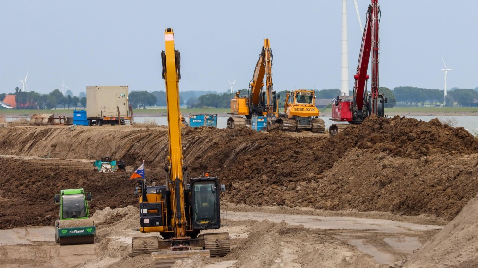De versterking van de Afsluitdijk in de zomer van 2023 bij Kornwerderzand.