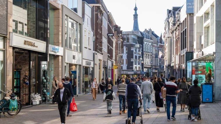 Zonneschijn dicteert drukte winkelstraat