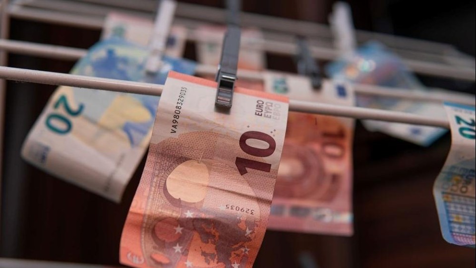 Eurobiljetten hangen aan een waslijn
