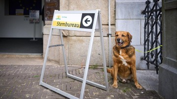 Handhavers houden stembureaus in de gaten op verkiezingsdag