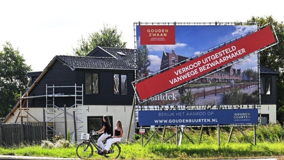Een bord met de tekst 'verkoop uitgesteld vanwege bezwaarmaker'