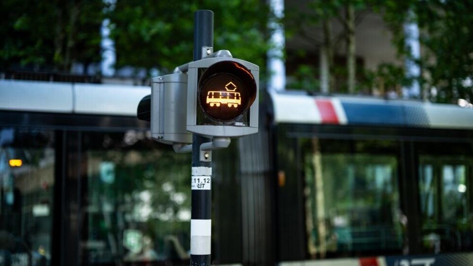 een overstekende tram in Rotterdam