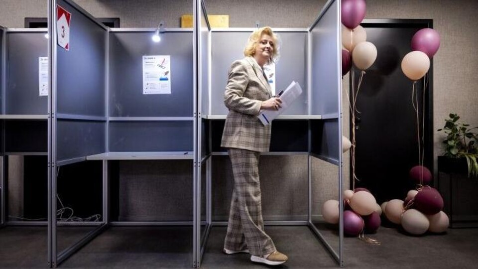 Burgemeester Reinie Melissant in het stembureau