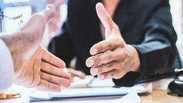 Verontwaardiging over riante gouden handdruk