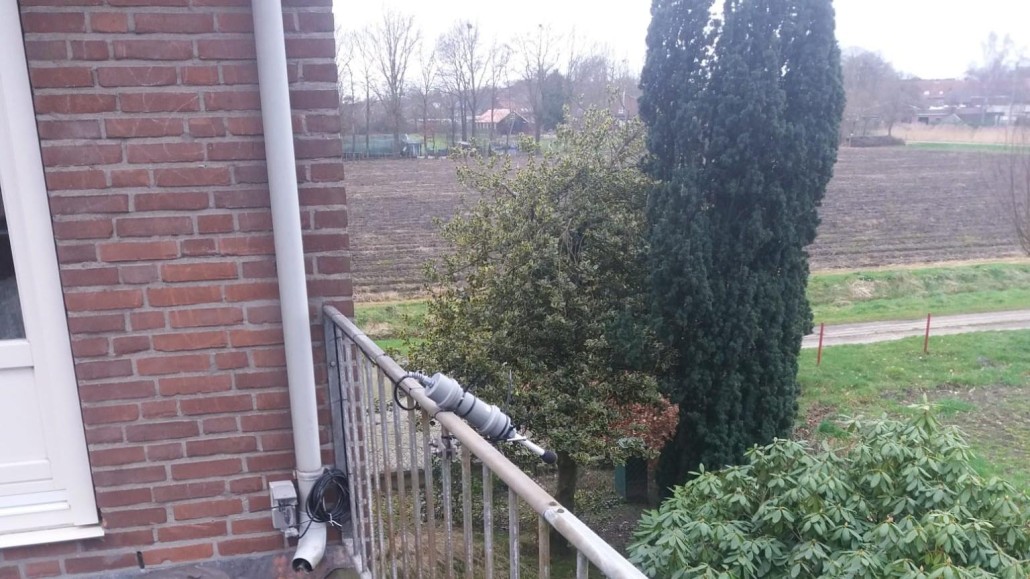 Geluidsmeter op een balkon in het dorp America.